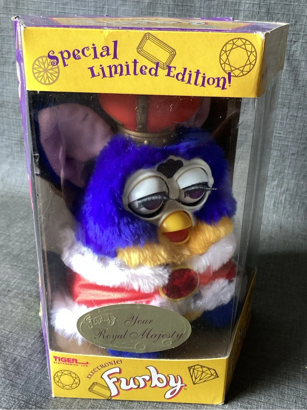 Tiger Electronics 2000 Royal Majesty furby Limited Edition with Crown Cape box